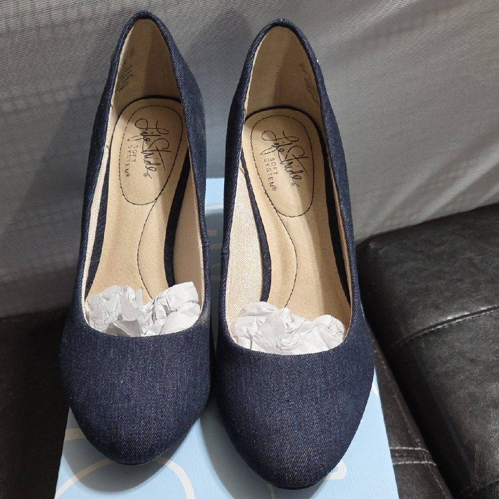 SOLD.  Life Stride Navy Heels